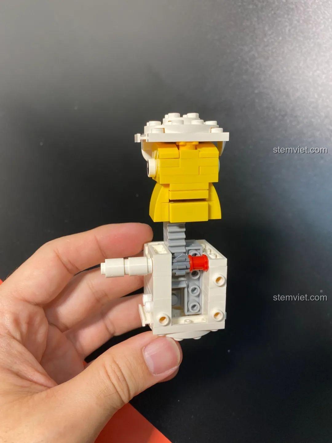 Cận cảnh cơ chế bánh răng bên trong mô hình gà con nở vỏ trứng Cool Toys Trend 03, giúp gà con nhô lên.