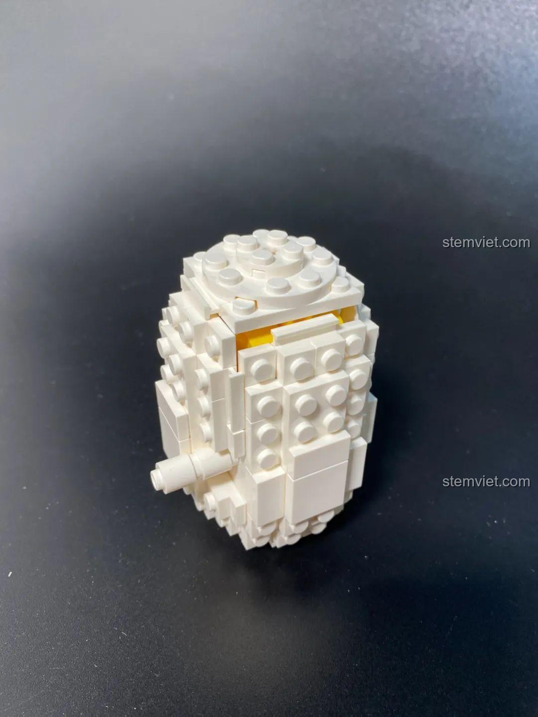 Mô hình gà con nở vỏ trứng Cool Toys Trend 03 với gà con đang dần nhô ra khỏi vỏ, thể hiện cơ chế tương tác.