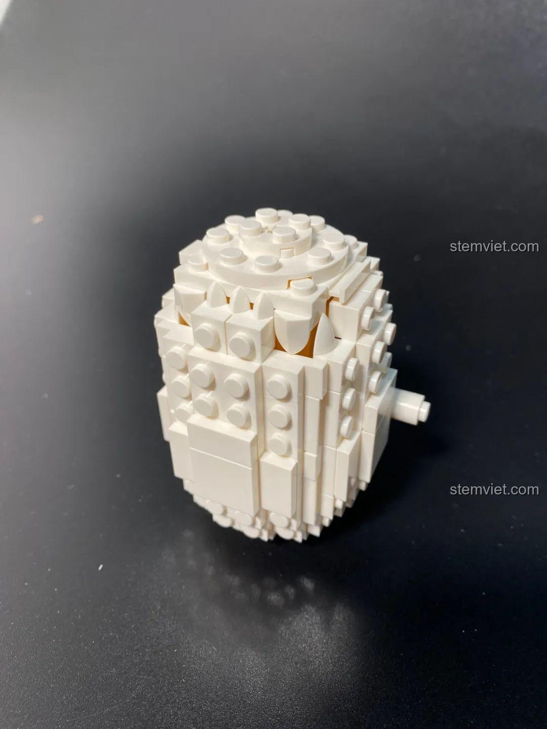 Mô hình gà con nở vỏ trứng Cool Toys Trend 03 khi gà con đang ẩn mình bên trong vỏ trứng trắng.