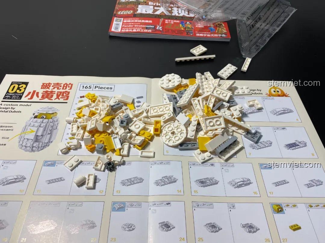 Các mảnh ghép của bộ lắp ghép Cool Toys Trend 03 Gà Con Nở Vỏ Trứng được sắp xếp trên hướng dẫn, sẵn sàng để lắp ráp.