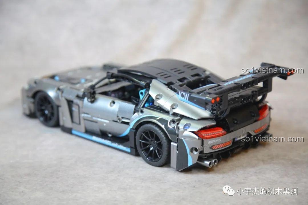 Cốp sau của mô hình xe Mercedes AMG Bạc Quỷ MJ Blocks 8620A đang mở, để lộ khung chống lật và bộ vi sai bên trong.