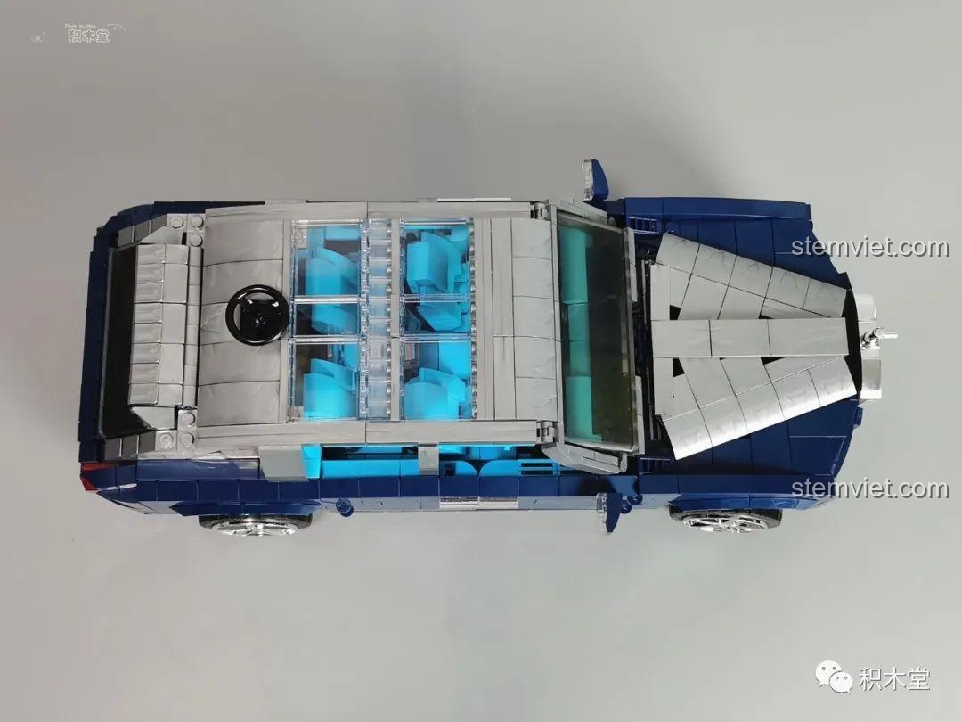 Cốp sau của Rolls-Royce Cullinan Mould King 10017 mở kiểu 'cửa trời đất'.