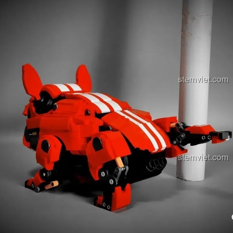 Một bạn nhỏ trong trang phục học sinh cầm bộ đồ chơi mô hình song đao Demon Slayer, tạo dáng ngầu.