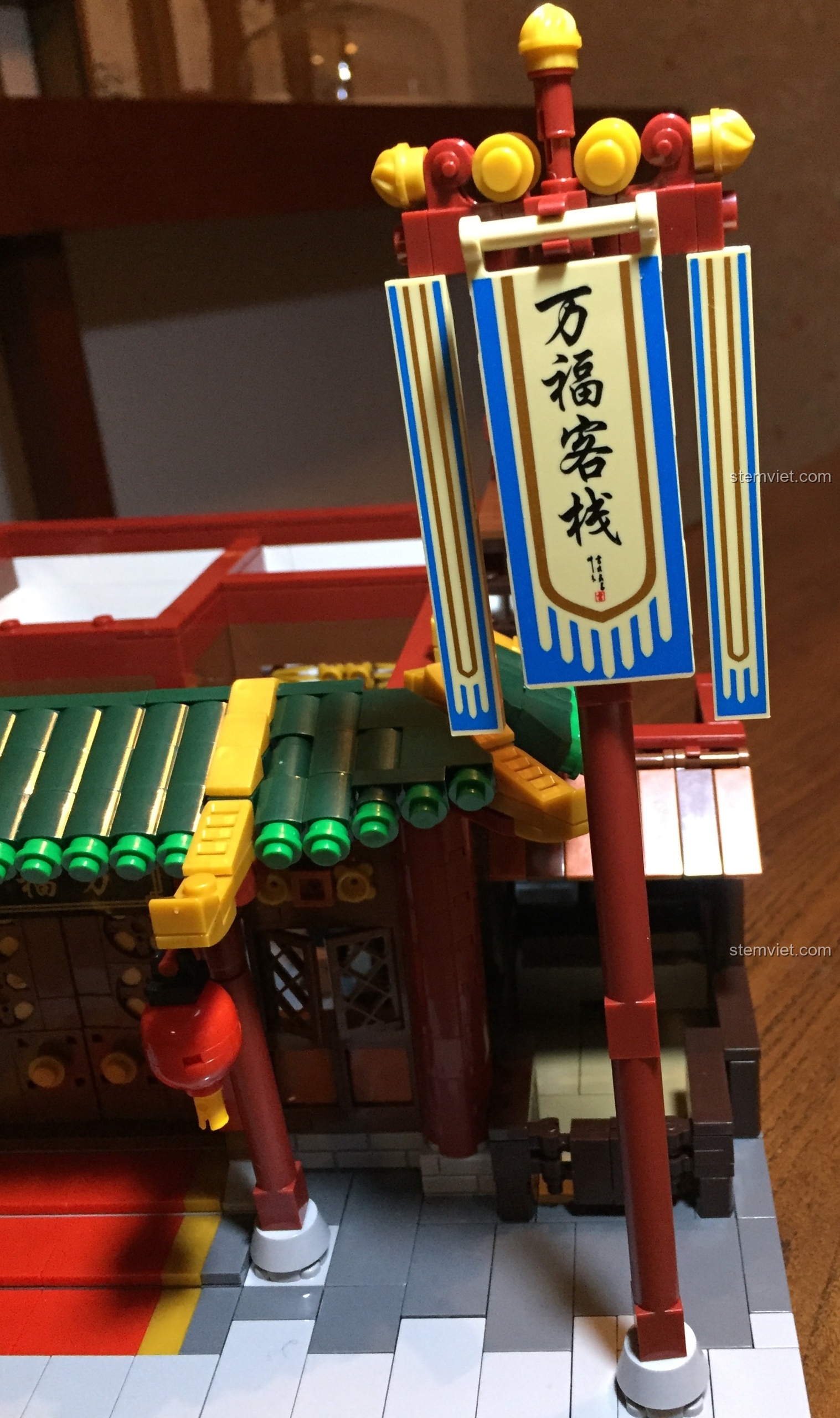 Cột cờ hiệu của Vạn Phúc Khách Sạn đã được dựng lên hoàn chỉnh, một biểu tượng của khách sạn.