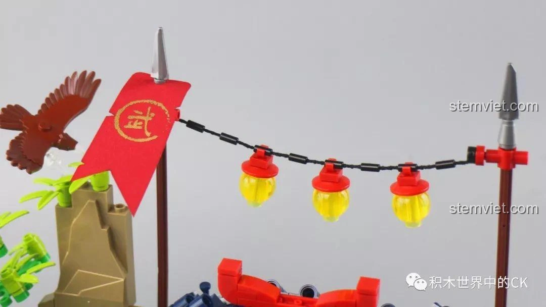 Cận cảnh cột cờ và chim trên võ đài của bộ lắp ghép SY1404 Võ Đài Đại Chiến Rồng Thần, biểu tượng của sự mạnh mẽ.