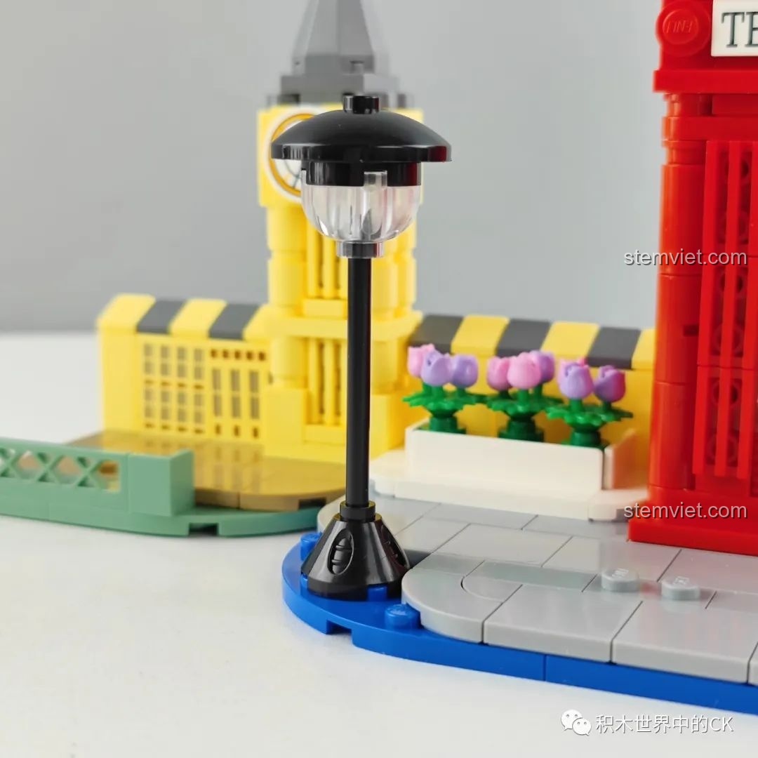 Cận cảnh cột đèn đường màu đen cổ điển trong bộ Keeppley K20705.