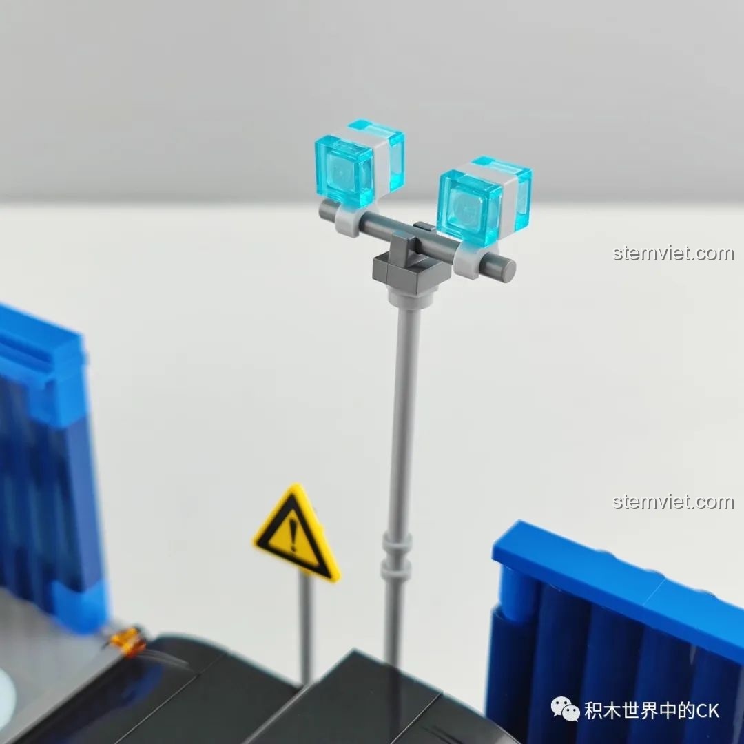 Chi tiết cột đèn và biển báo nguy hiểm trong bộ K20708.