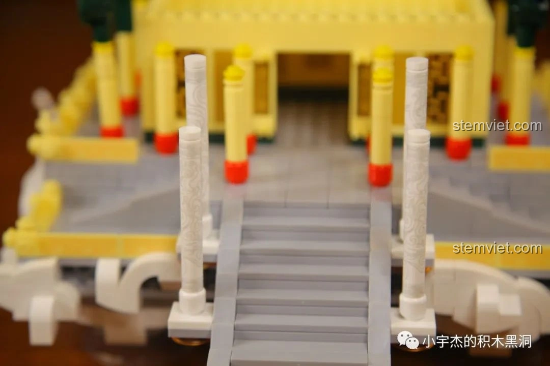 Cận cảnh các cột rồng ở cửa chính của mô hình Sluban M38-B0935 Vân Tiêu Bảo Điện, với decal dán tinh xảo.