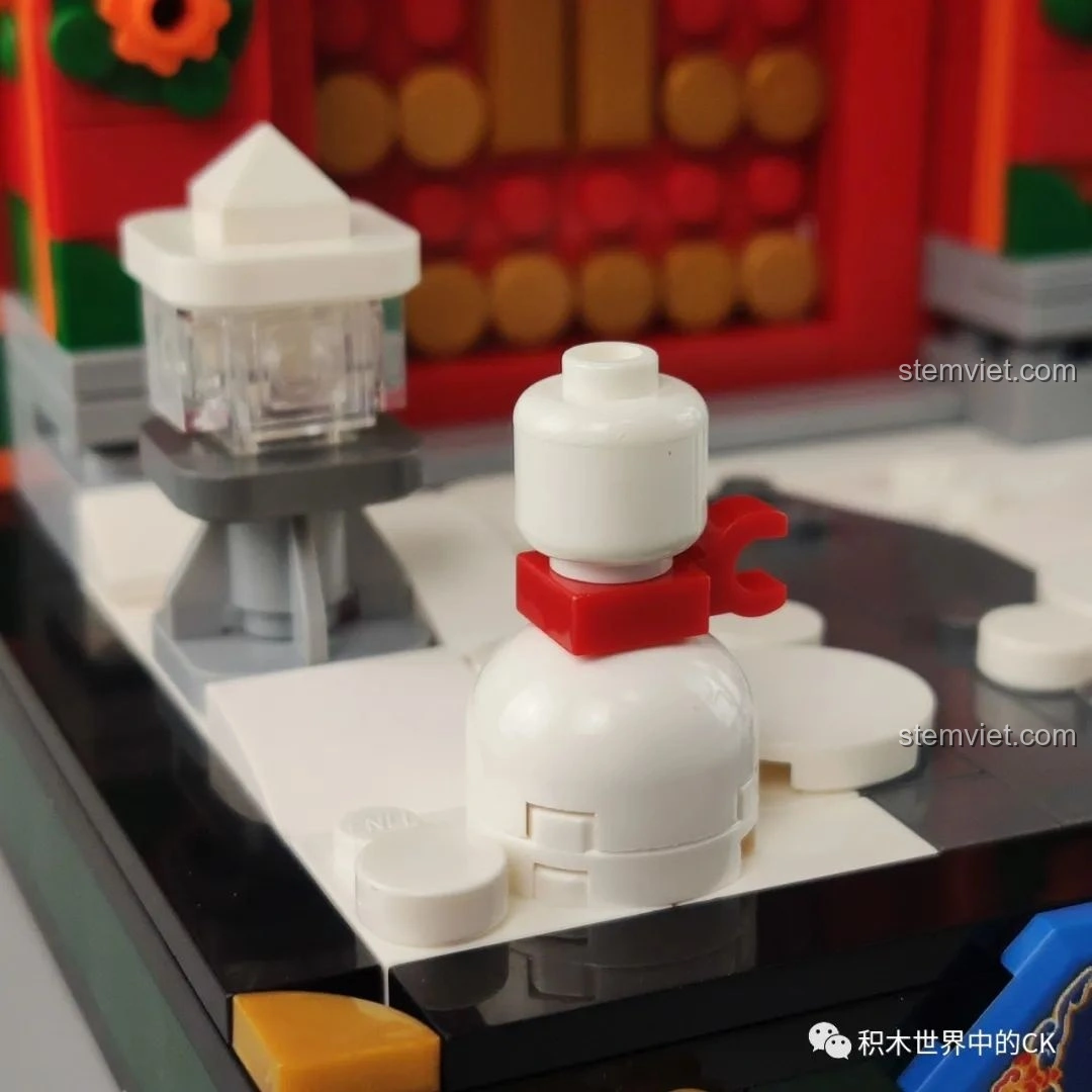 Chi tiết cột trụ và hoa văn trang trí của bộ Keeppley K10144, tinh xảo trong từng đường nét.