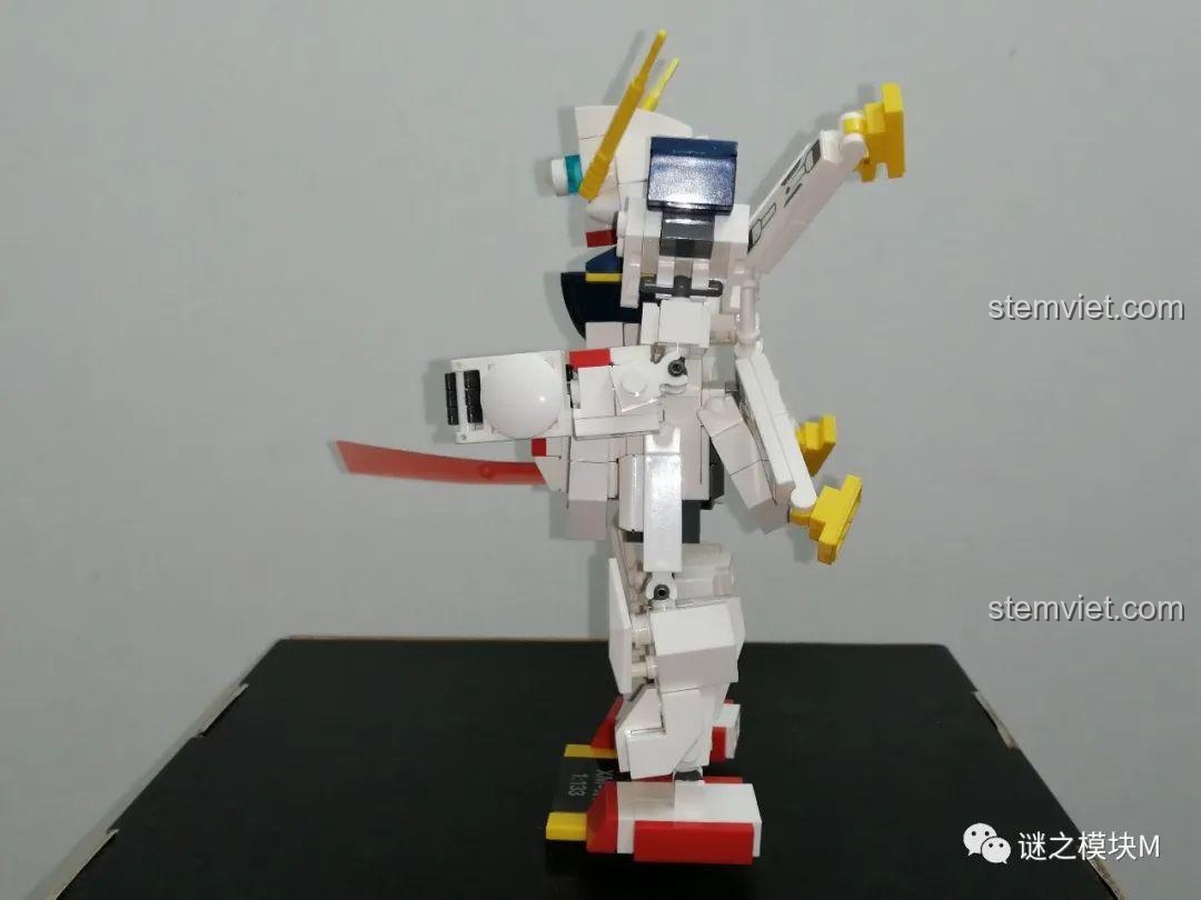 Góc nghiêng của mô hình Crossbone Gundam X-1 SY6498, thể hiện chi tiết giáp và vũ khí.