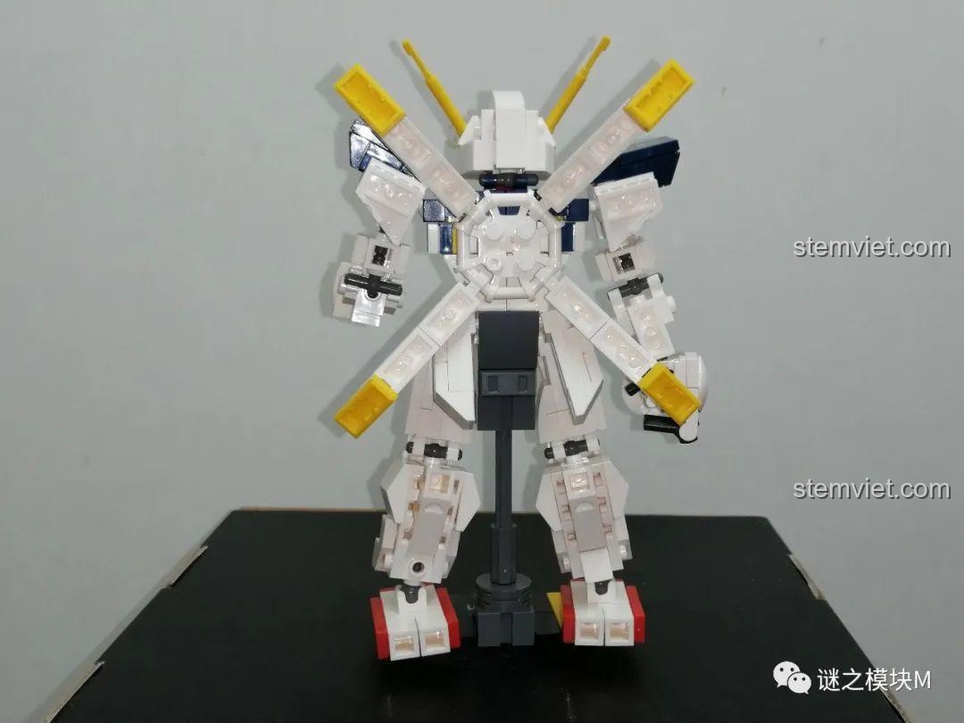 Mặt sau của mô hình Crossbone Gundam X-1 SY6498, cho thấy các khớp nối và chi tiết lưng.