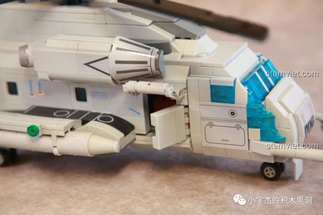 Cửa bên hông của mô hình WOMA C0898 đang mở, để lộ một phần không gian bên trong.