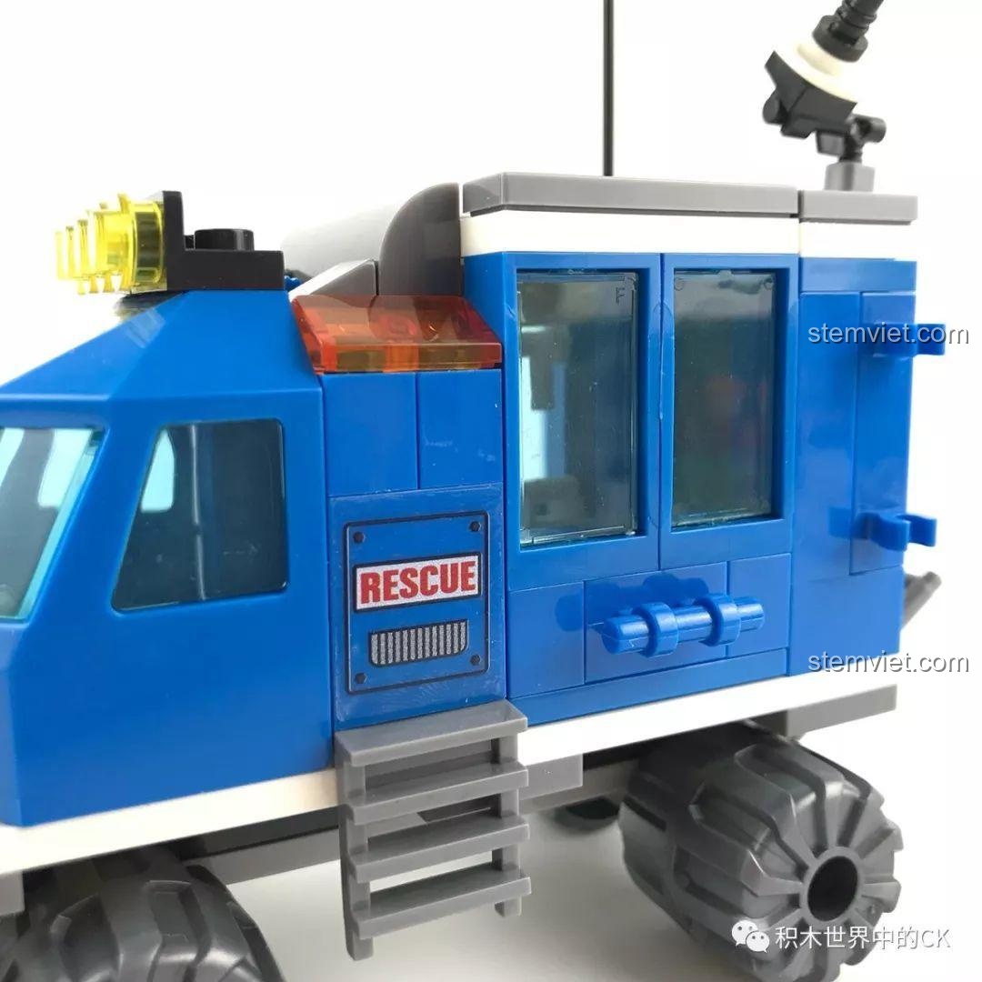 Cửa bên hông của xe cứu hộ có thể mở ra, cho thấy không gian bên trong khoang cứu thương của mô hình.
