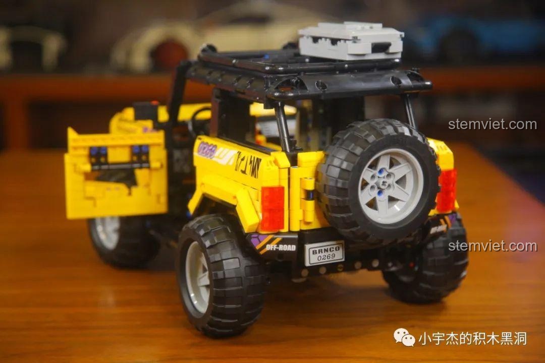 Cửa bên của mô hình xe Ford Bronco MY88005 có thể mở ra, để lộ nội thất bên trong.