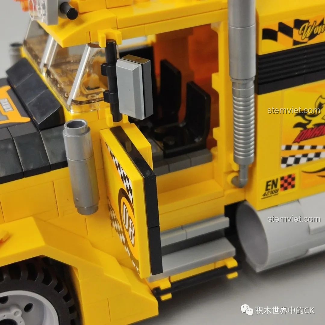 Cận cảnh cửa cabin xe tải QMAN 42108 với bậc lên xuống chi tiết.