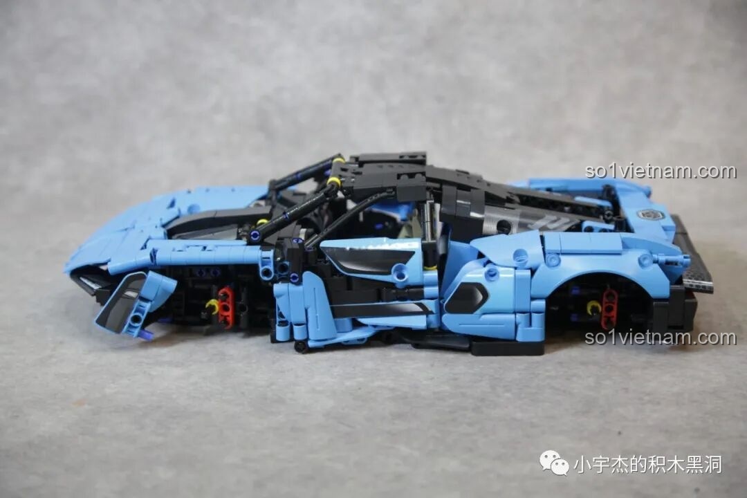 Cửa cánh chim (gull-wing doors) của mô hình McLaren Senna GTR 673002 đang mở.