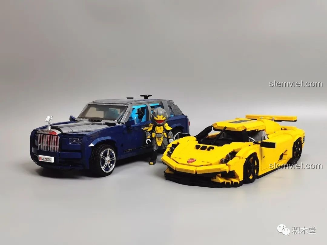 Cửa cánh chim của mô hình Lego Koenigsegg Regera màu vàng và xe thật.