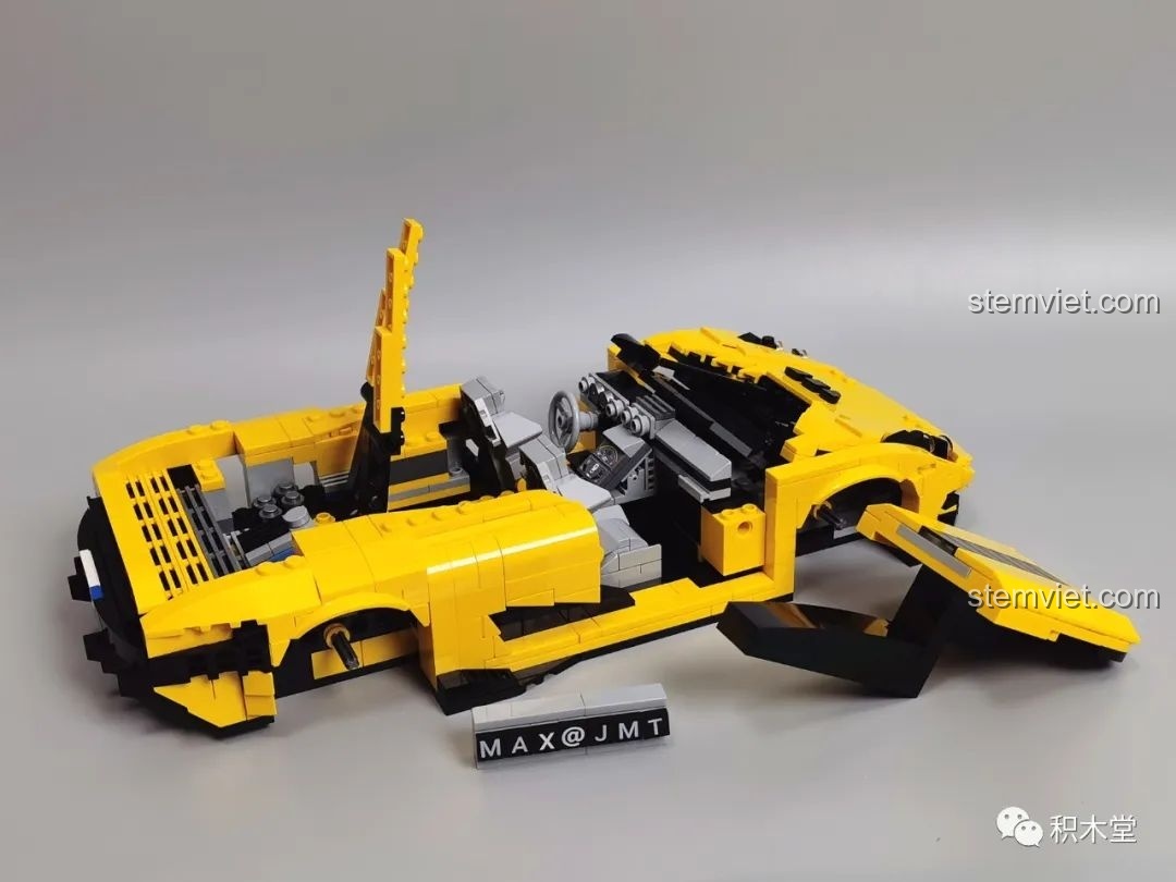 Cửa cánh chim mô hình Lego Koenigsegg Regera màu vàng đang mở.