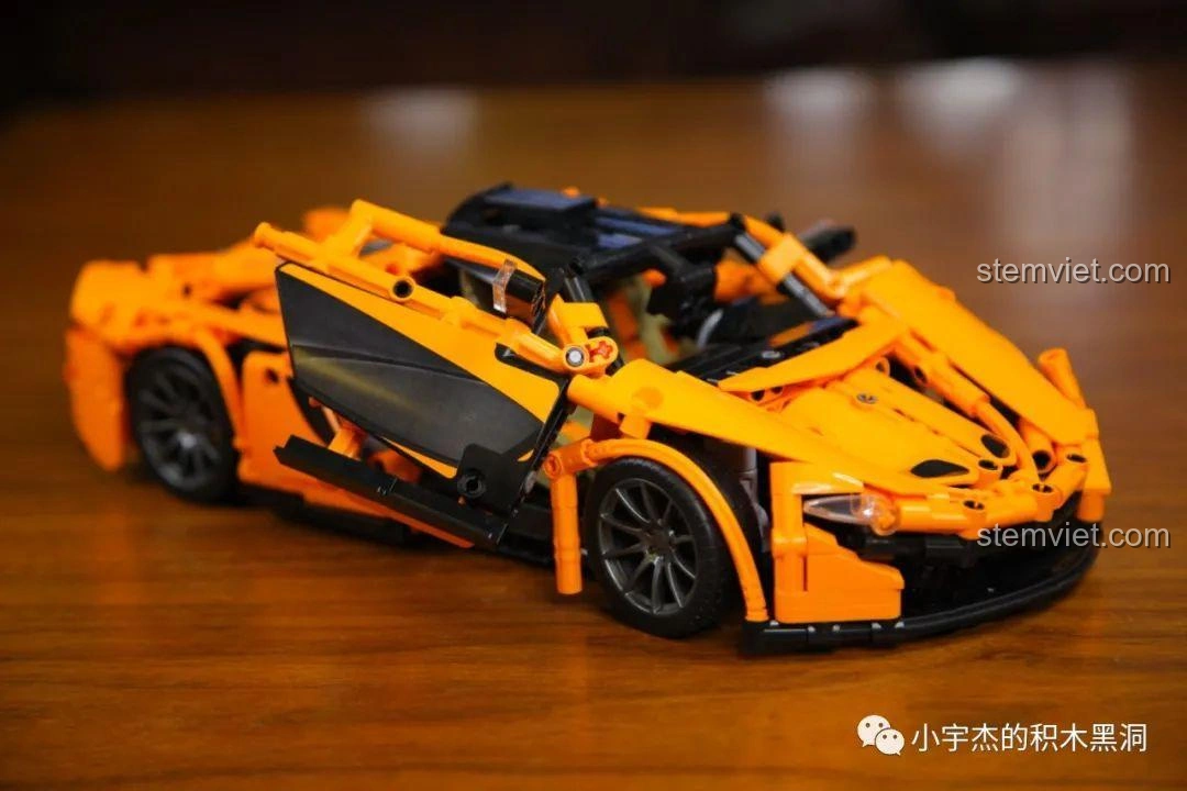Mô hình Cada 8602 McLaren P1 với cửa cắt kéo đóng, thể hiện thiết kế liền mạch và khí động học.
