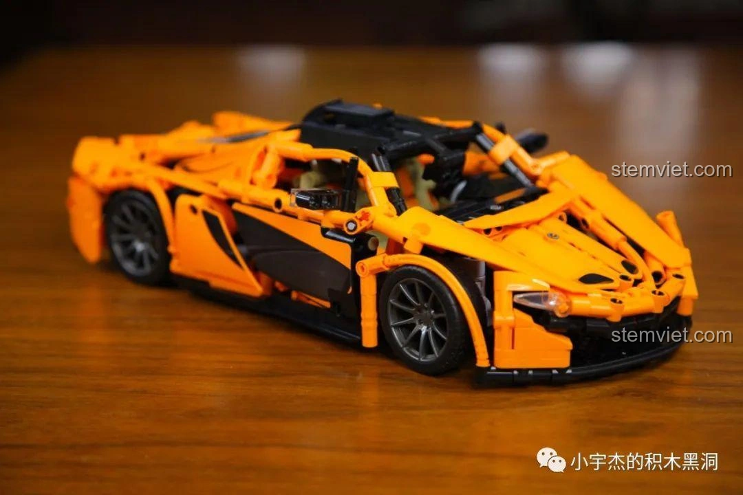 Cửa cắt kéo của mô hình Cada 8602 McLaren P1 mở hoàn toàn, cho thấy nội thất bên trong xe.