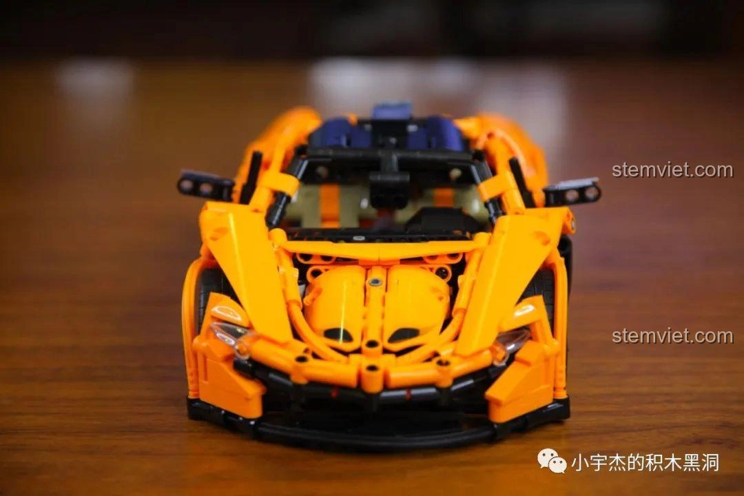 Cửa cắt kéo của mô hình Cada 8602 McLaren P1 đang mở một phần, thể hiện tính năng độc đáo của xe.
