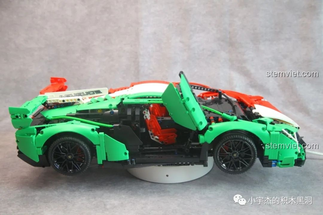 Chi tiết cửa cắt kéo của mô hình K-box 10222 đang mở ra, một tính năng đặc trưng và hấp dẫn của siêu xe Lamborghini.