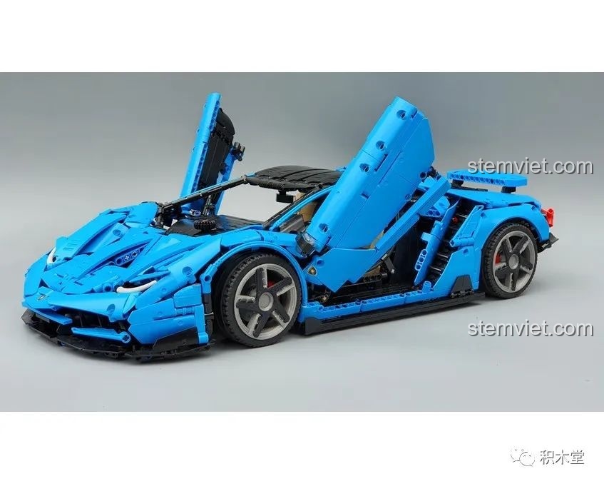 Cửa cắt kéo của mô hình MOC Lamborghini Centenario, một chi tiết được mong đợi trong bộ CaDA C61041.