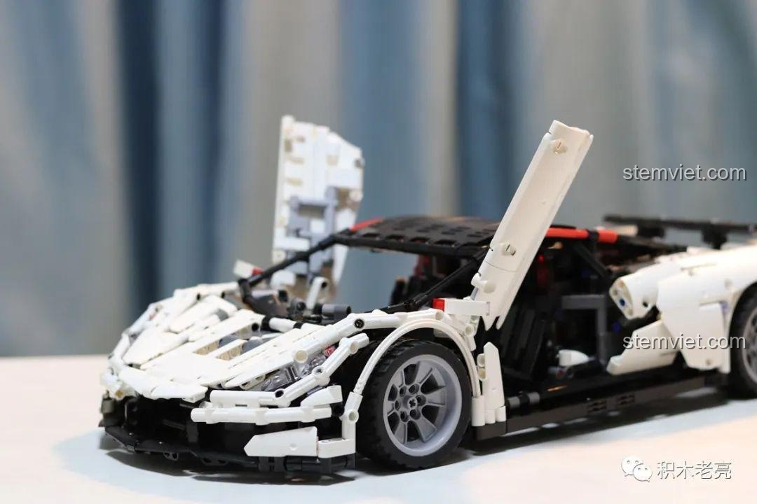 Mô hình Siêu Xe Ultimatum GTR V10 với cửa cắt kéo đang mở, khoe nội thất bên trong.