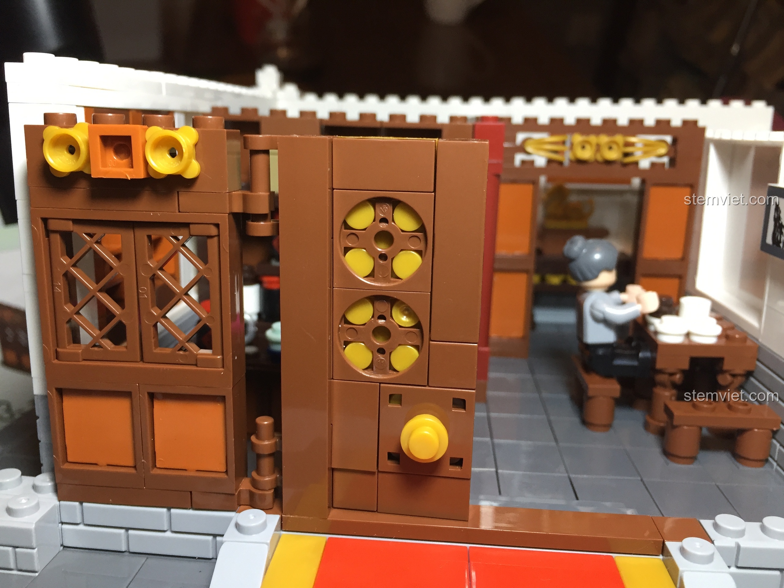 Chi tiết cửa chính và cửa sổ hai bên của Vạn Phúc Khách Sạn, sử dụng các mảnh ghép lớn.