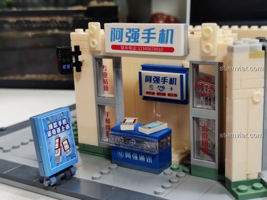 Cửa hàng điện thoại A Cường hoàn chỉnh trong mô hình Wekki 516954, với các chi tiết điện thoại 'cục gạch'.