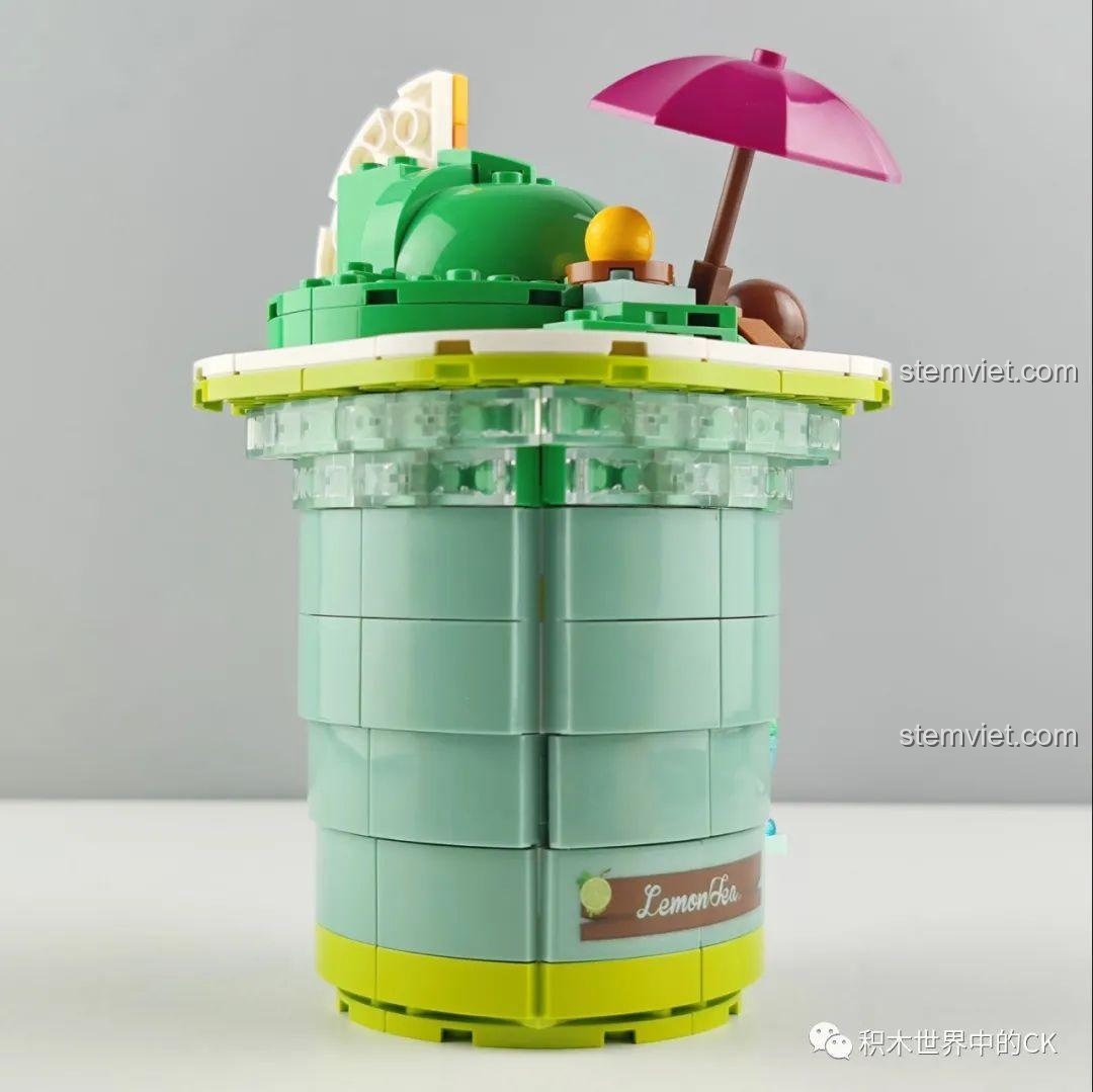 Mô hình Cửa hàng Matcha Zhe Gao CW6005 khi đóng lại, hình dáng ly trà xanh hoàn chỉnh, đẹp mắt.