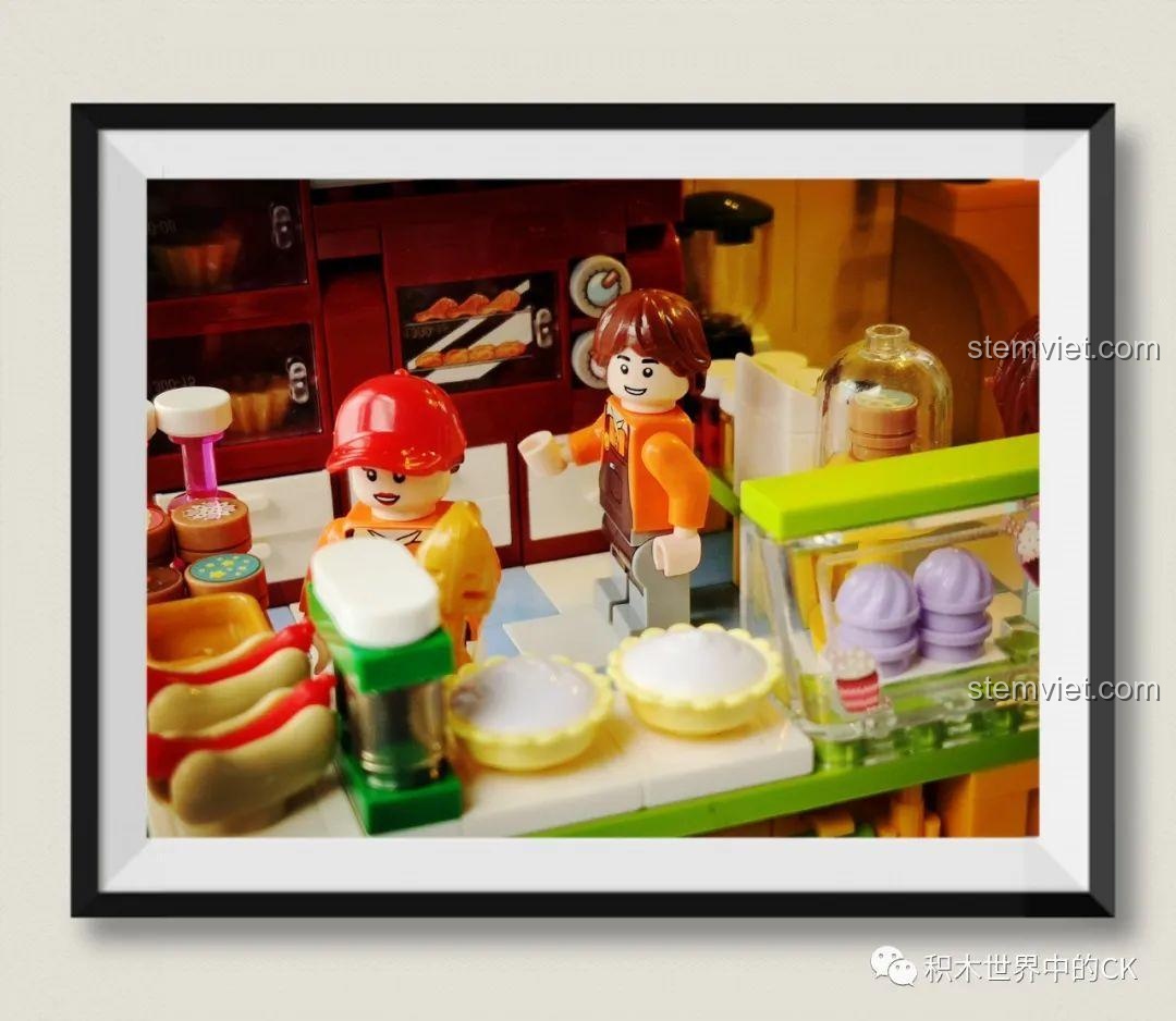 Mô hình hoàn chỉnh của Cửa hàng trà sữa JIAZHI SY 5209 cùng 6 nhân vật minifigure đứng trước cửa hàng.