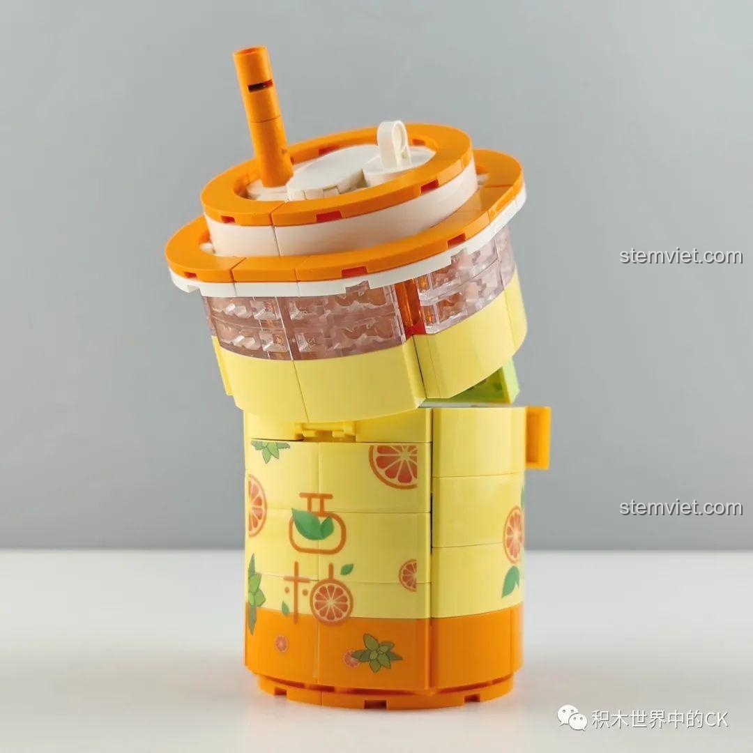 Góc nhìn nghiêng của mô hình Cửa hàng Trà Sữa Zhe Gao CW6004, nổi bật các họa tiết trái cây và logo.