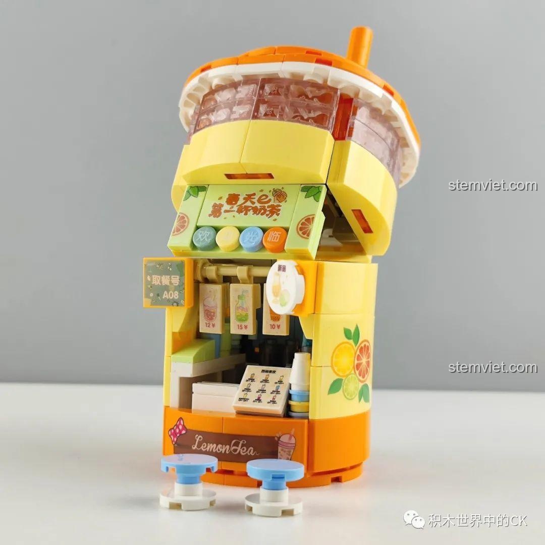 Mô hình Cửa hàng Trà Sữa Zhe Gao CW6004 mở ra, để lộ quầy pha chế, menu và các chi tiết nội thất bên trong.