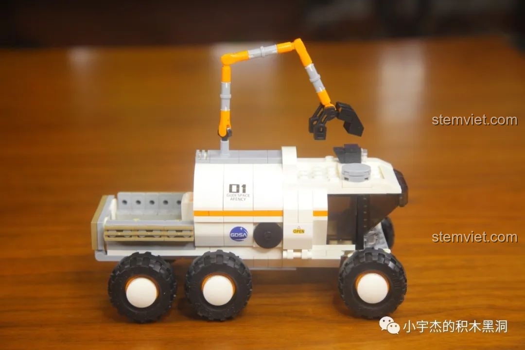 Cửa bên hông của xe GUDI 10802 có thể mở ra, cho thấy không gian bên trong buồng lái của mô hình.