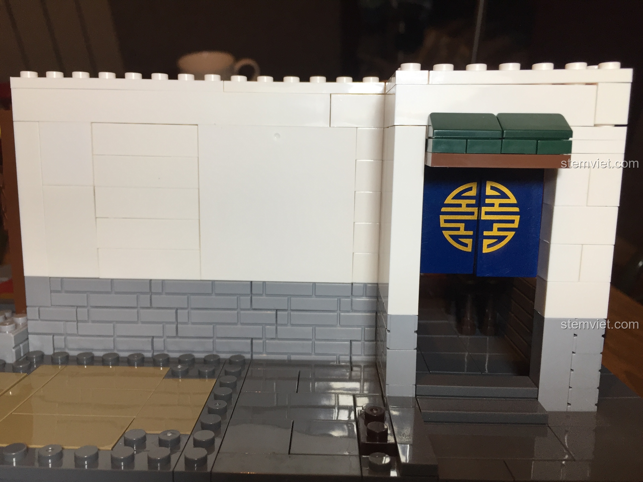 Cửa hông của Vạn Phúc Khách Sạn với tấm rèm cửa màu xanh được in hoa văn tinh xảo.