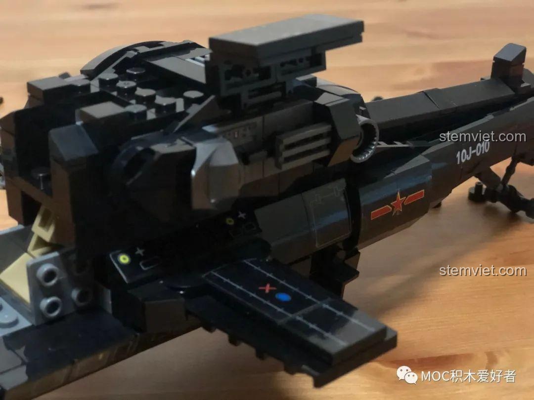 Cửa khoang động cơ có thể mở ra trên mô hình Sembo 202119 Trực thăng tấn công Z-10, lộ chi tiết bên trong.