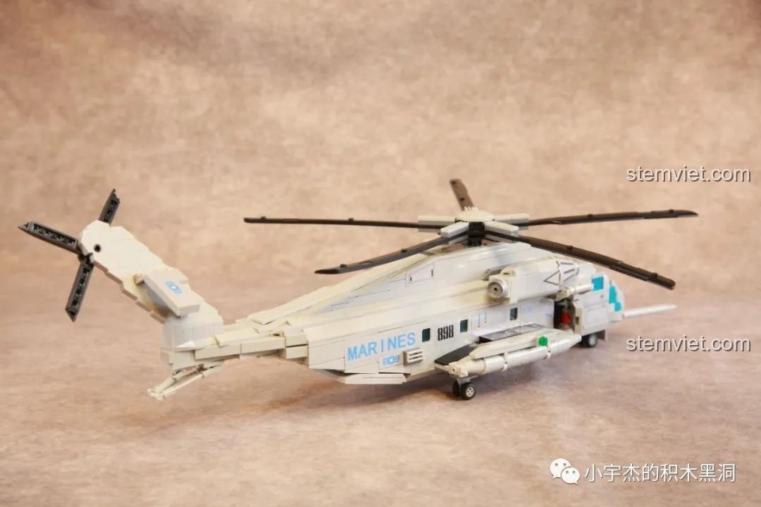 Cửa khoang hàng phía sau của mô hình WOMA C0898 đang mở, hạ xuống thành một tấm dốc.