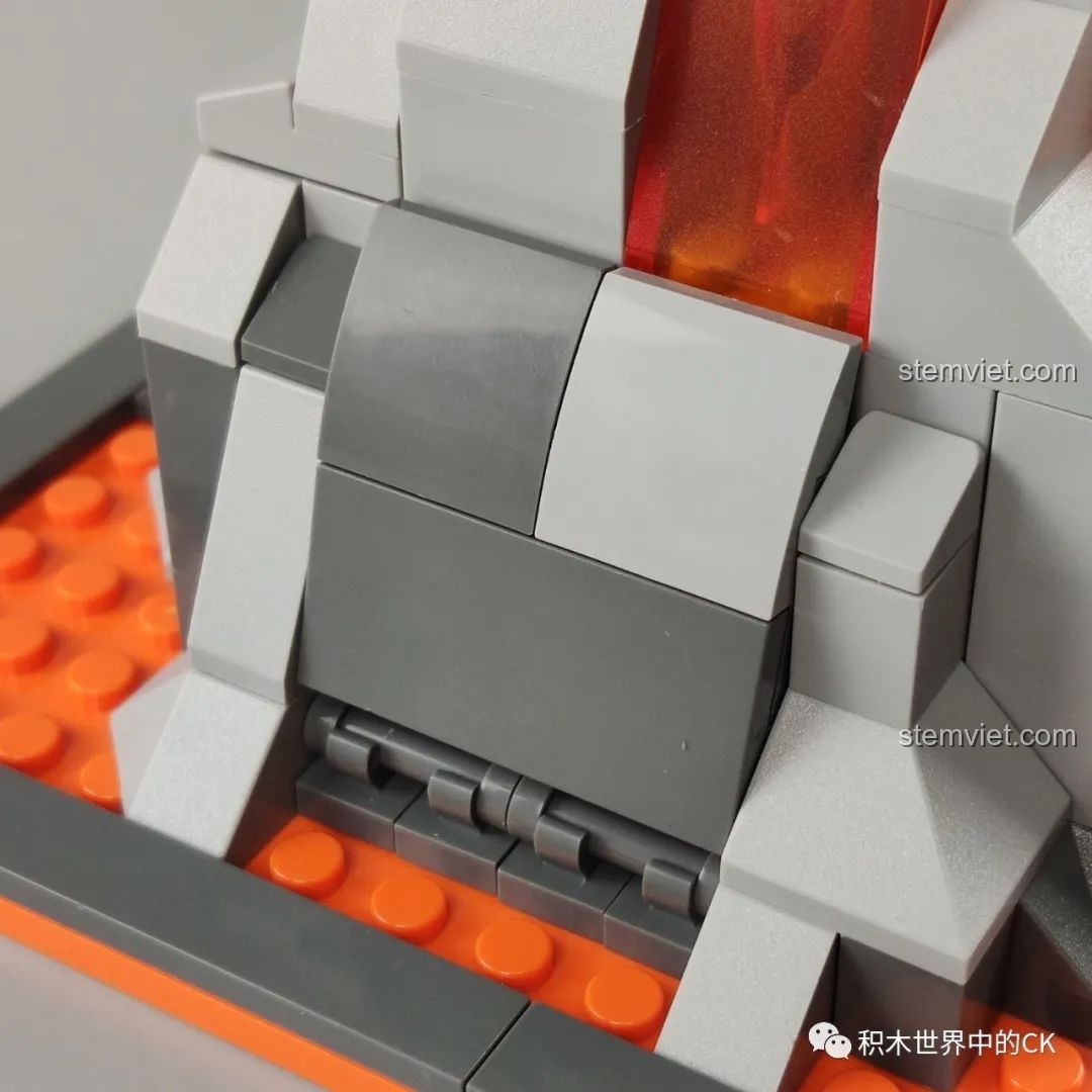 Cận cảnh cửa lấy tiền của mô hình núi lửa nóng tính JAKI Fun Desk