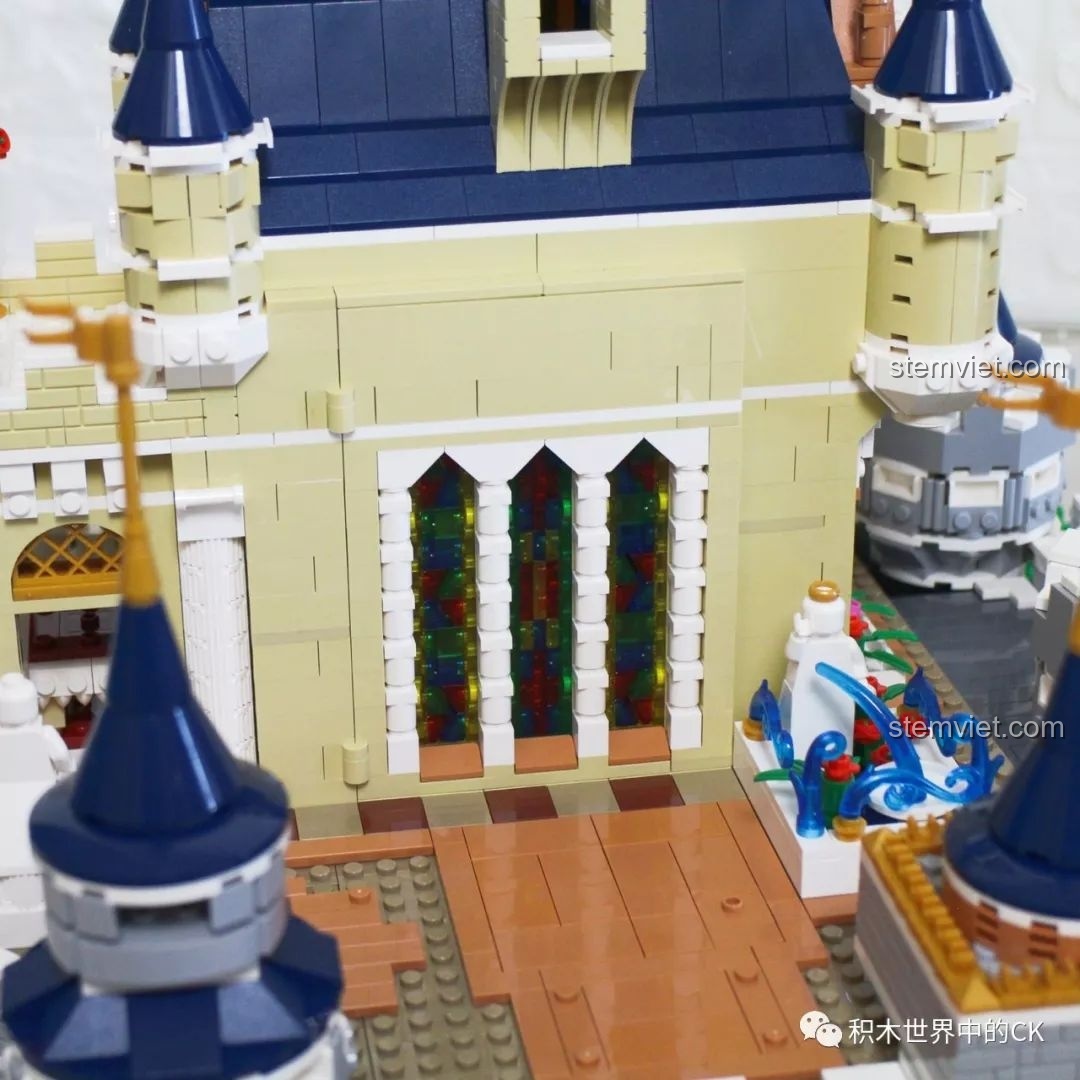 Cánh cửa mở ra để lộ cầu thang bên trong của bộ lắp ráp Tòa lâu đài nguy nga Mould King.