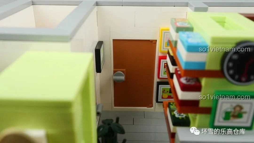 Cửa phòng bố mẹ trong đồ chơi xếp hình Gia Hữu Nhi Nữ SEMBO, với thiết kế đơn giản nhưng vẫn giữ được nét đặc trưng của căn hộ.