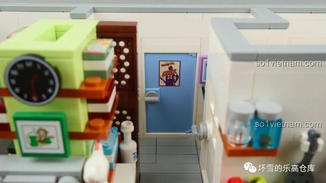 Cửa phòng Lưu Tinh và Hạ Vũ trong đồ chơi lắp ghép Gia Hữu Nhi Nữ SEMBO, với poster trên cửa, thể hiện sự cá tính của các nhân vật.