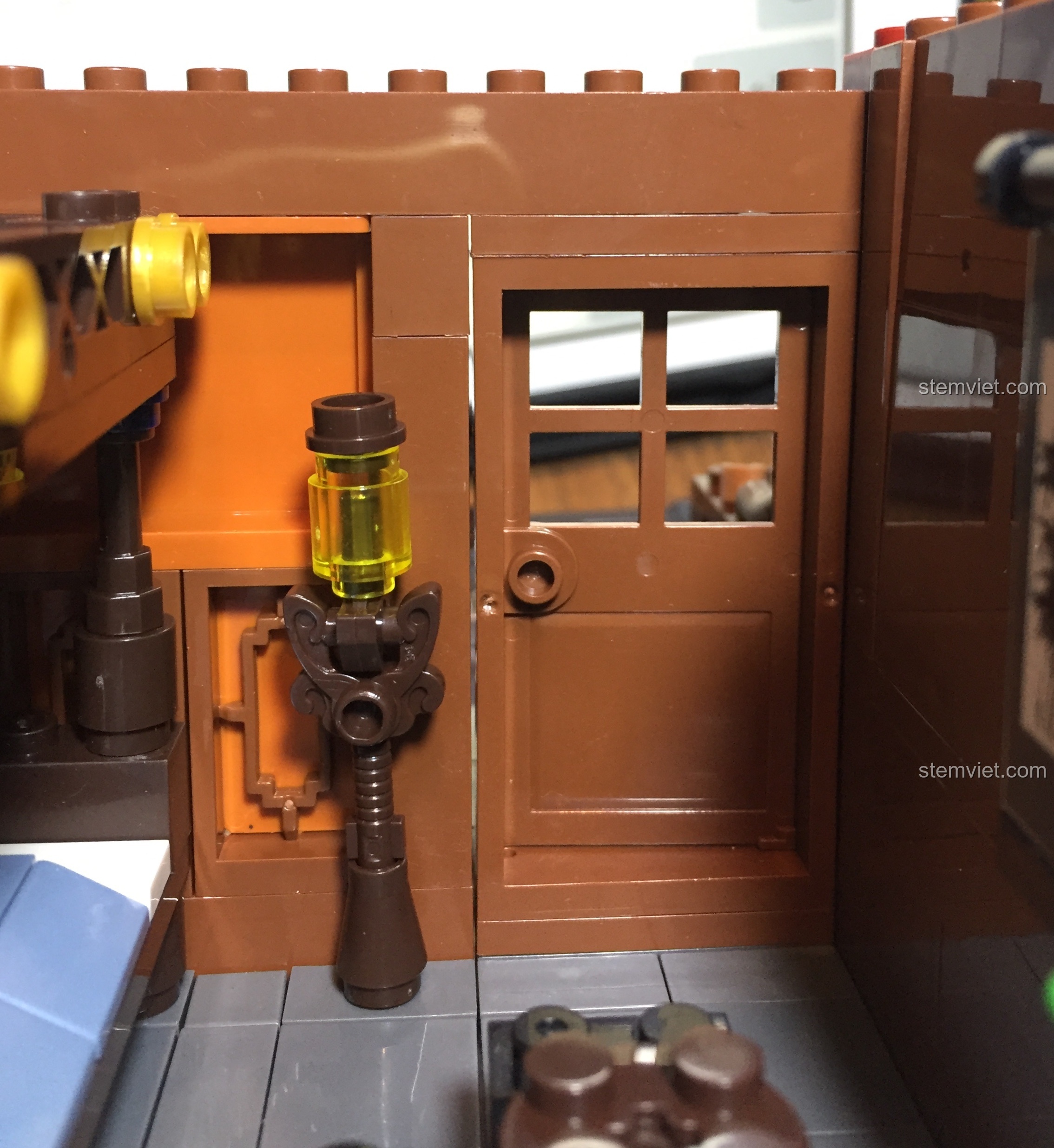 Chi tiết cửa ra vào và đèn lồng bên trong phòng ngủ tầng một của mô hình kiến trúc cổ trang XINGBAO 1022.