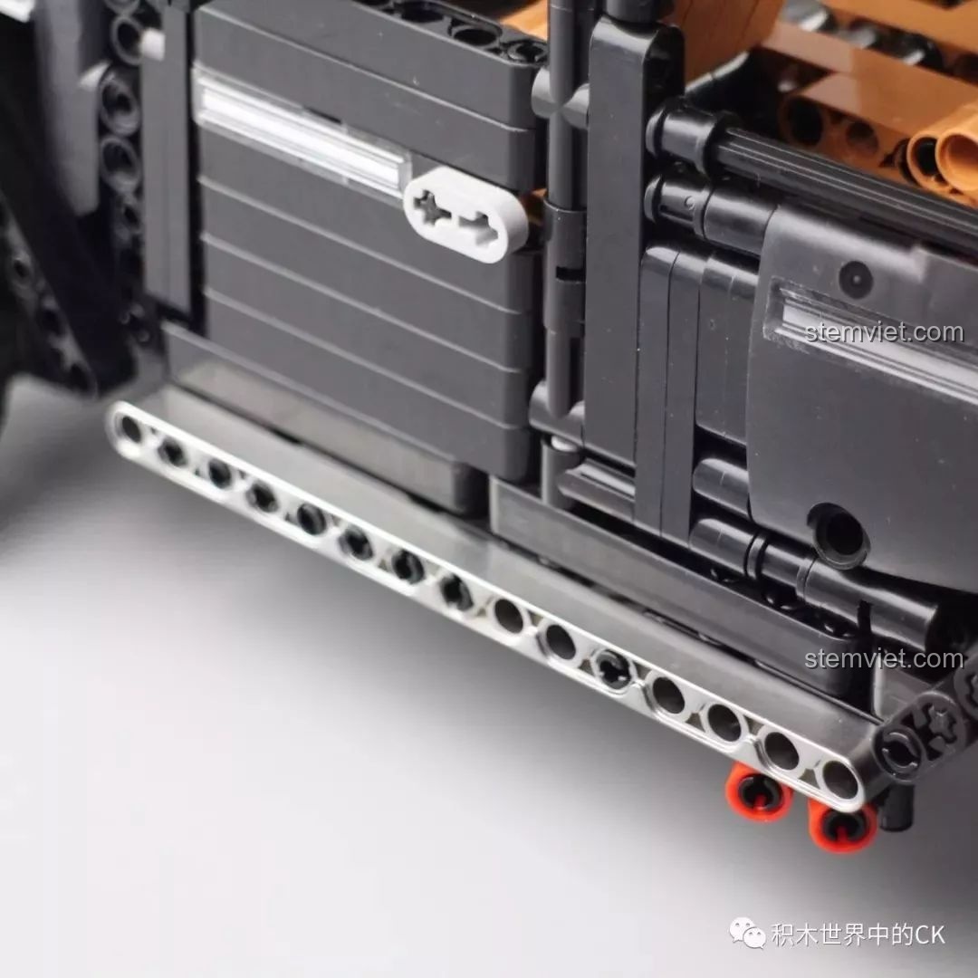 Cửa sau của xe Mould King 13070 được trang bị lốp dự phòng, một chi tiết đặc trưng của dòng xe địa hình.