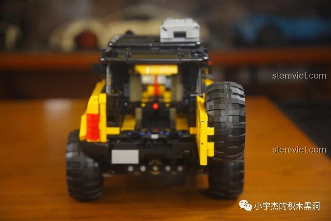 Cửa sau của mô hình xe Ford Bronco MY88005 có thể mở ra, cho thấy không gian bên trong.