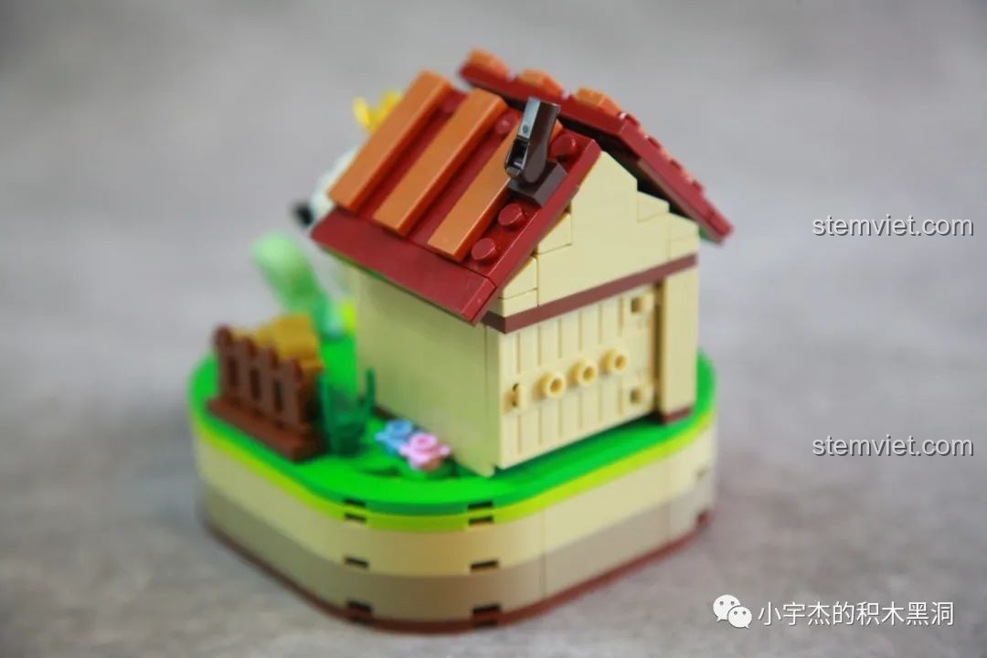 Mặt sau của ngôi nhà trong bộ SEMBO 613115, có một cánh cửa nhỏ có thể mở ra được.