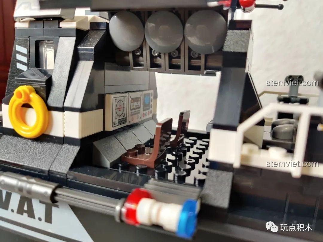 Cửa sau của phòng giám sát có thể mở lên, một tính năng chơi thú vị của bộ SEMBO 102467.