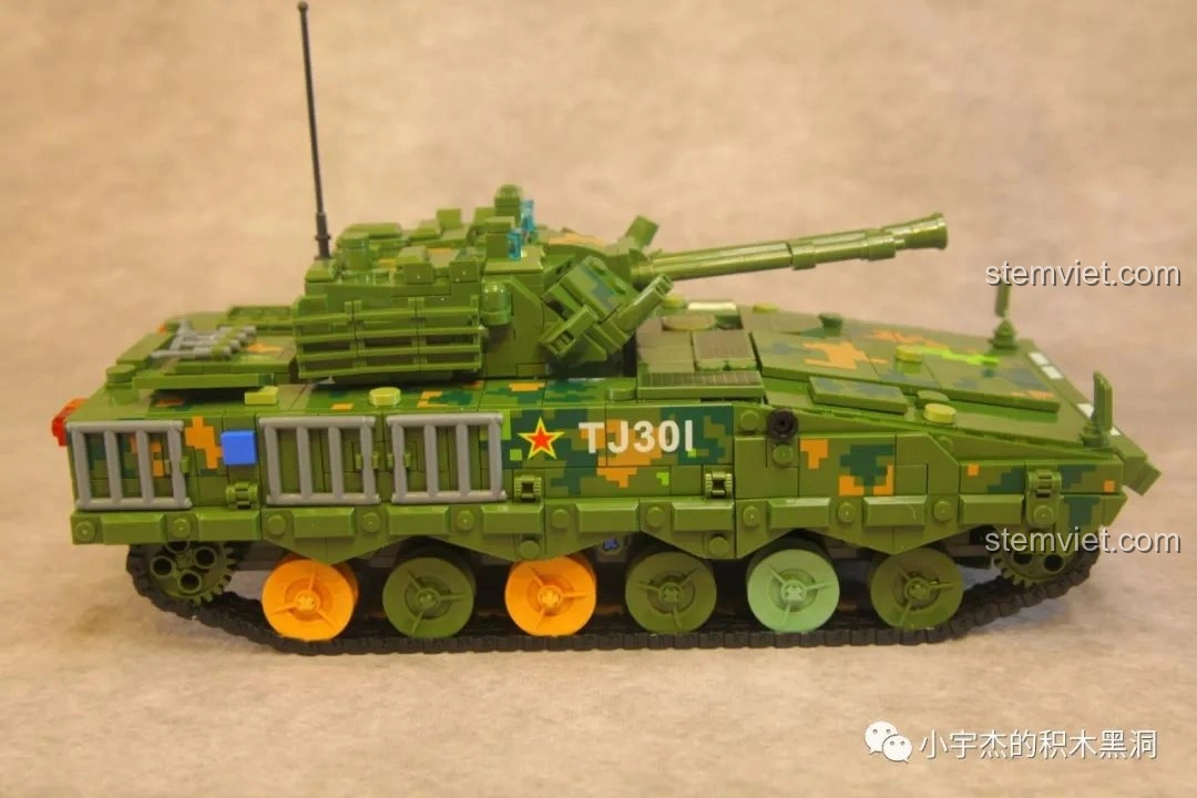 Cửa sau của xe Panlos Brick 639010 Xe Bọc Thép 04A có thể mở ra