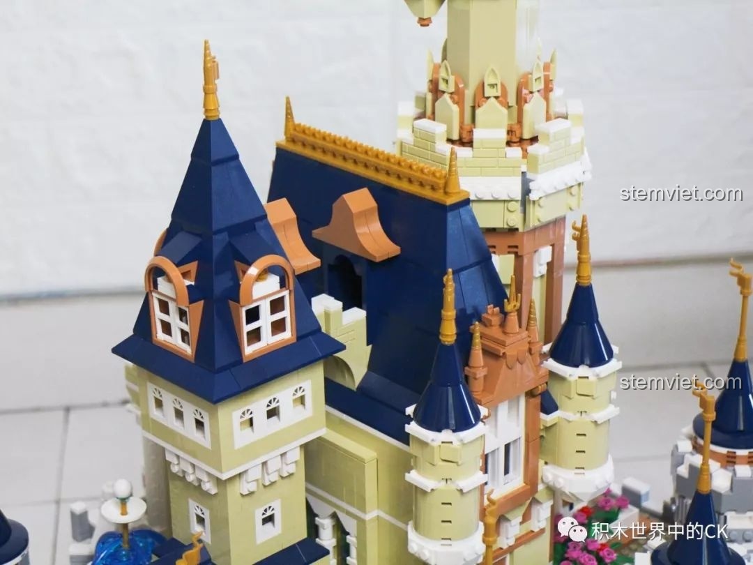 Chi tiết các ô cửa sổ áp mái trên bộ lắp ráp Tòa lâu đài nguy nga Mould King 13132.