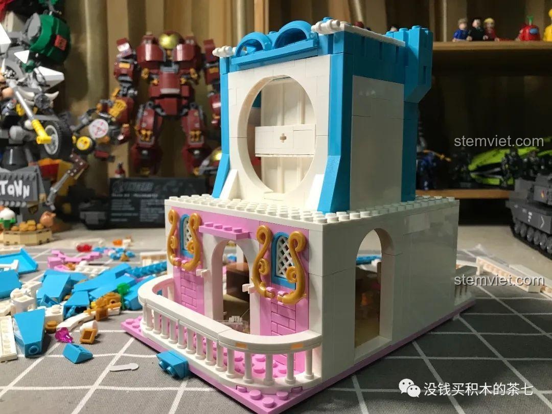 Lắp ráp chi tiết cửa sổ hoa hồng màu vàng từ các mảnh ghép độc đáo của bộ Lâu Đài Cổ Tích.